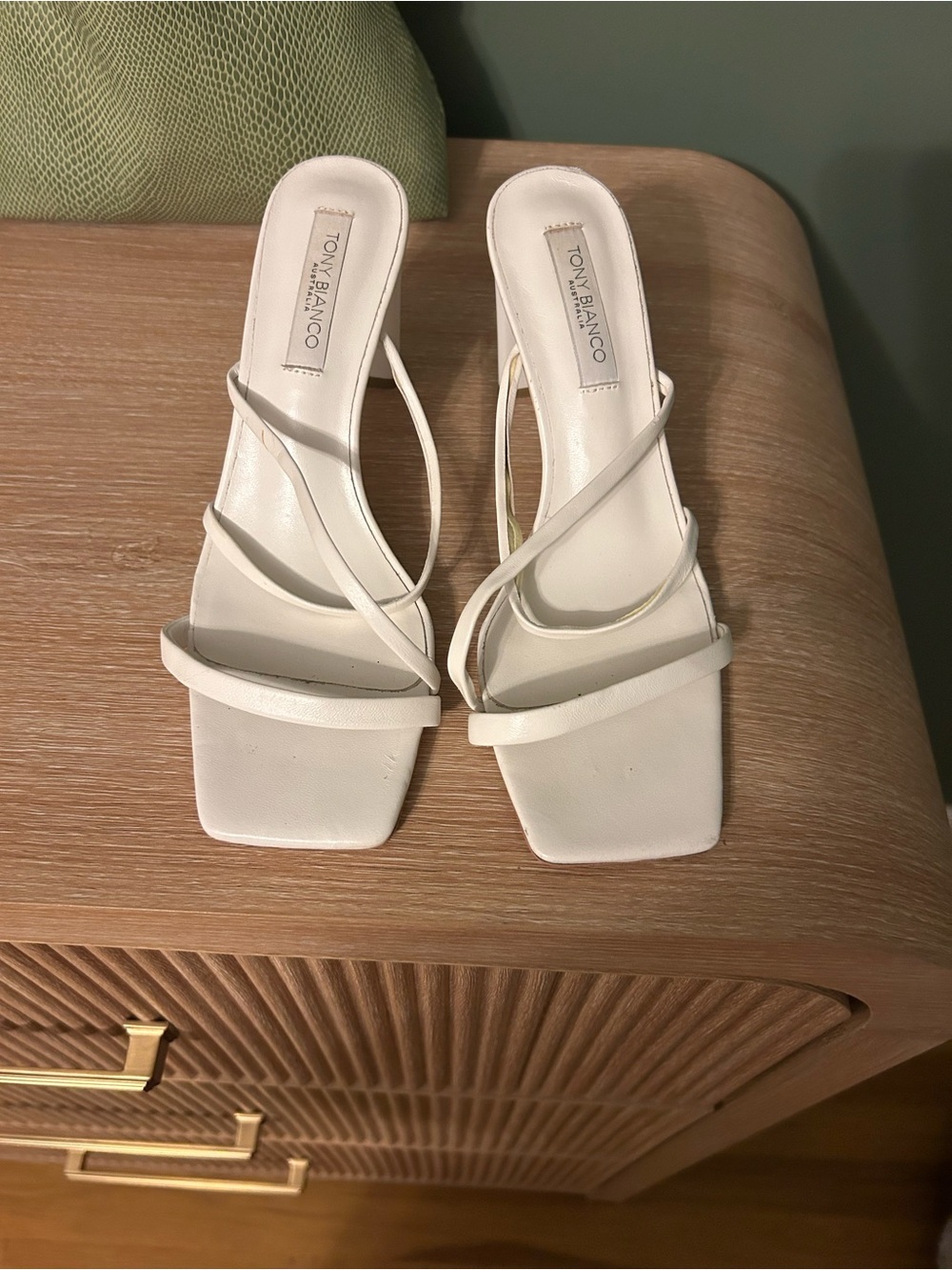 TONY BIANCO WHITE STRAPPY HEELS SZ 6